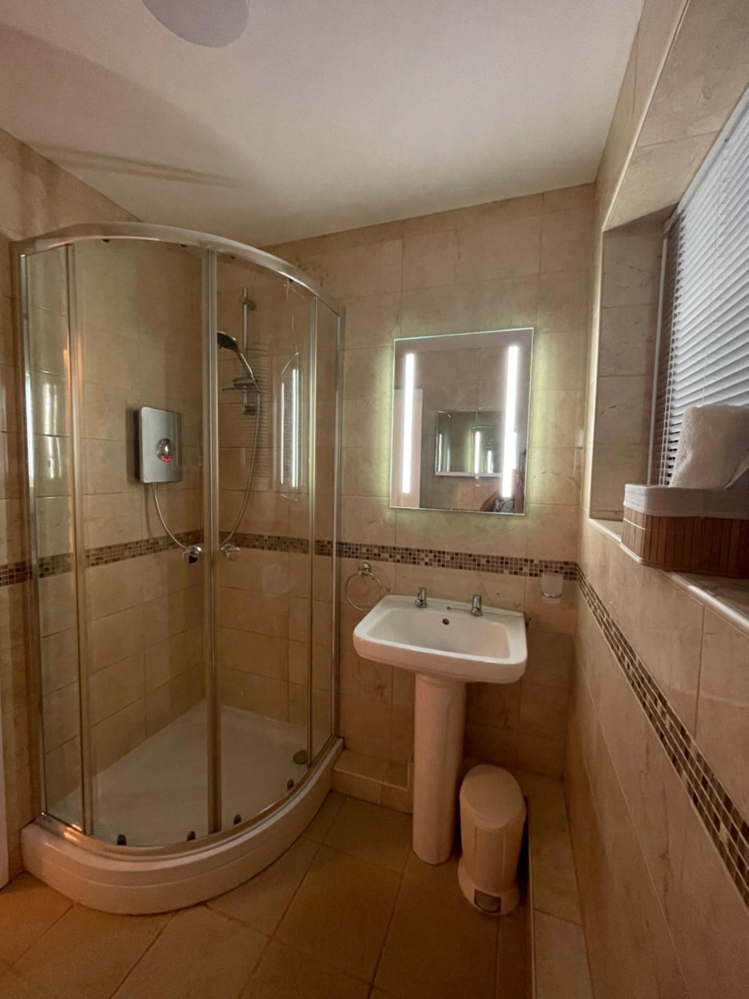 Look No Further Gorgeous Newly Renovated Contemporary Chalet Sandown Bay Holiday Centre מראה חיצוני תמונה